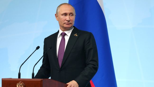 Президент РФ Владимир Путин во время пресс-конференции по итогам саммита лидеров Группы двадцати G20 в Гамбурге. 8 июля 2017 Президент РФ Владимир Путин во время пресс-конференции по итогам саммита лидеров Группы двадцати G20 в Гамбурге. 8 июля 2017