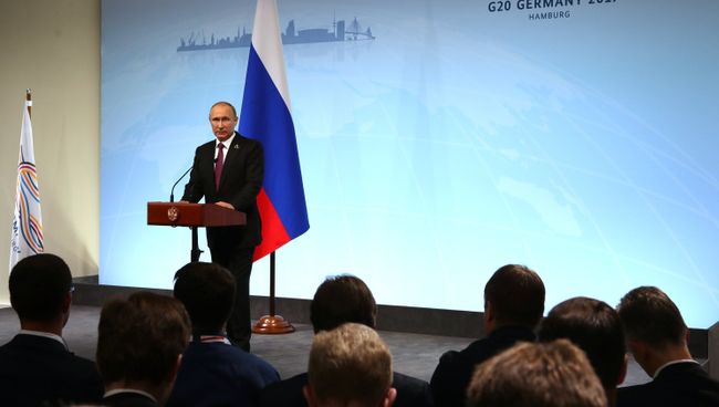 Президент РФ Владимир Путин во время пресс-конференции по итогам саммита лидеров Группы двадцати G20 в Гамбурге. 8 июля 2017 Президент РФ Владимир Путин во время пресс-конференции по итогам саммита лидеров Группы двадцати G20 в Гамбурге. 8 июля 2017