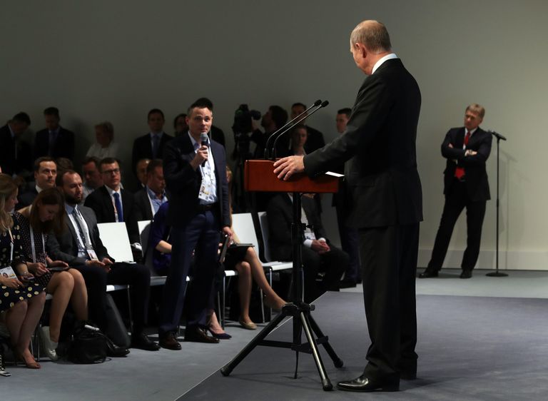 Президент РФ Владимир Путин отвечает на вопросы журналистов во время пресс-конференции по итогам саммита лидеров Группы двадцати G20 в Гамбурге. 8 июля 2017 Президент РФ Владимир Путин отвечает на вопросы журналистов во время пресс-конференции по итогам саммита лидеров Группы двадцати G20 в Гамбурге. 8 июля 2017