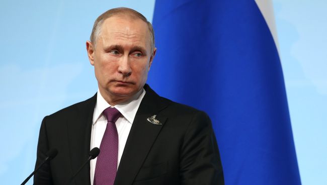 Президент РФ Владимир Путин во время пресс-конференции по итогам саммита лидеров Группы двадцати G20 в Гамбурге. 8 июля 2017 Президент РФ Владимир Путин во время пресс-конференции по итогам саммита лидеров Группы двадцати G20 в Гамбурге. 8 июля 2017