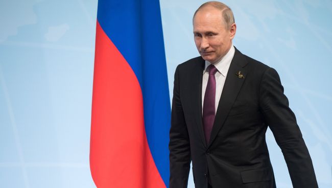 Президент РФ Владимир Путин во время пресс-конференции по итогам саммита лидеров Группы двадцати G20 в Гамбурге. 8 июля 2017 Президент РФ Владимир Путин во время пресс-конференции по итогам саммита лидеров Группы двадцати G20 в Гамбурге. 8 июля 2017