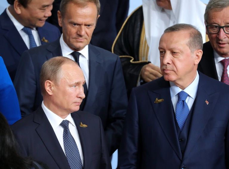 Президент РФ Владимир Путин на церемонии совместного фотографирования глав делегаций государств-участников Группы двадцати G20 в Гамбурге. 7 июля 2017 Президент РФ Владимир Путин на церемонии совместного фотографирования глав делегаций государств-участников Группы двадцати G20 в Гамбурге. 7 июля 2017
