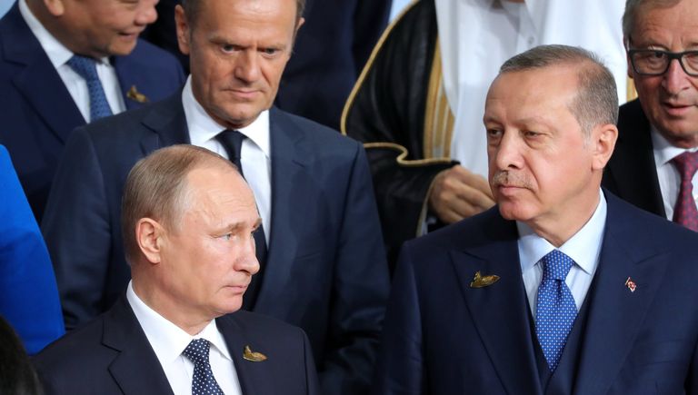 Президент РФ Владимир Путин на церемонии совместного фотографирования глав делегаций государств-участников Группы двадцати G20 в Гамбурге. 7 июля 2017 Президент РФ Владимир Путин на церемонии совместного фотографирования глав делегаций государств-участников Группы двадцати G20 в Гамбурге. 7 июля 2017