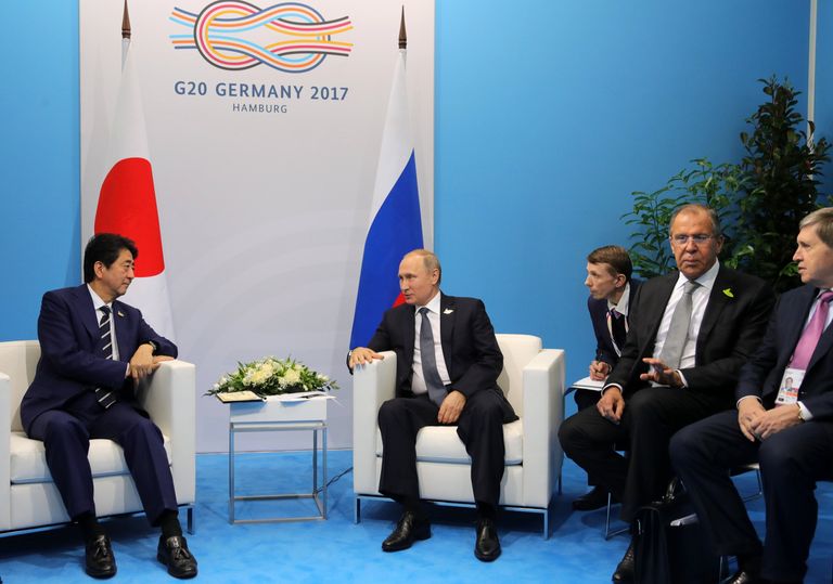 Президент РФ Владимир Путин и премьер-министр Японии Синдзо Абэ во время беседы на полях саммита лидеров Группы двадцати G20 в Гамбурге. 7 июля 2017 Президент РФ Владимир Путин и премьер-министр Японии Синдзо Абэ во время беседы на полях саммита лидеров Группы двадцати G20 в Гамбурге. 7 июля 2017