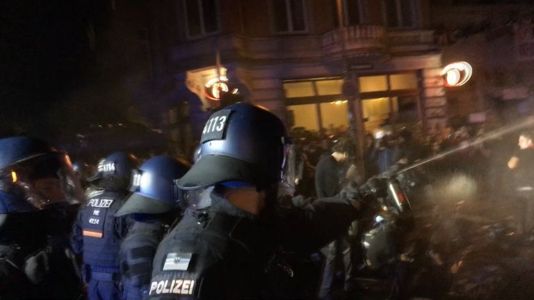 Третья ночь беспорядков в Гамбурге: как полиция разгоняла протестующих