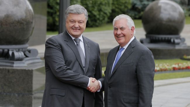 Президент украины Пётр Порошенко и госсекретарь США Рекс Тиллерсон во время встречи в Киеве. 9 июля 2017 Президент украины Пётр Порошенко и госсекретарь США Рекс Тиллерсон во время встречи в Киеве. 9 июля 2017