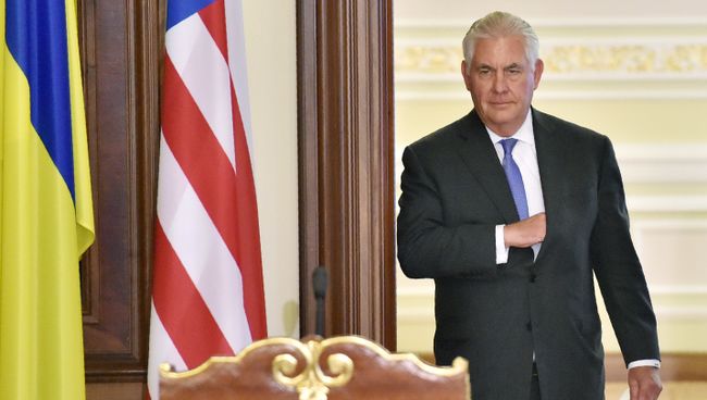 Госсекретарь США Рекс Тиллерсон на совместной пресс-конференции с президентом Украины по итогам их встречи в Киеве. 9 июля 2017 Госсекретарь США Рекс Тиллерсон на совместной пресс-конференции с президентом Украины по итогам их встречи в Киеве. 9 июля 2017