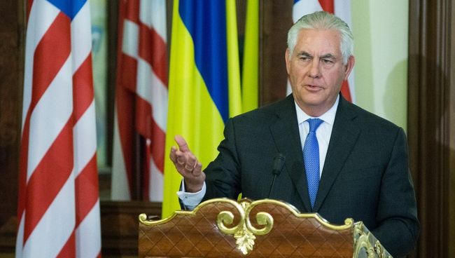 Госсекретарь США Рекс Тиллерсон на совместной пресс-конференции с президентом Украины по итогам их встречи в Киеве. 9 июля 2017 Госсекретарь США Рекс Тиллерсон на совместной пресс-конференции с президентом Украины по итогам их встречи в Киеве. 9 июля 2017