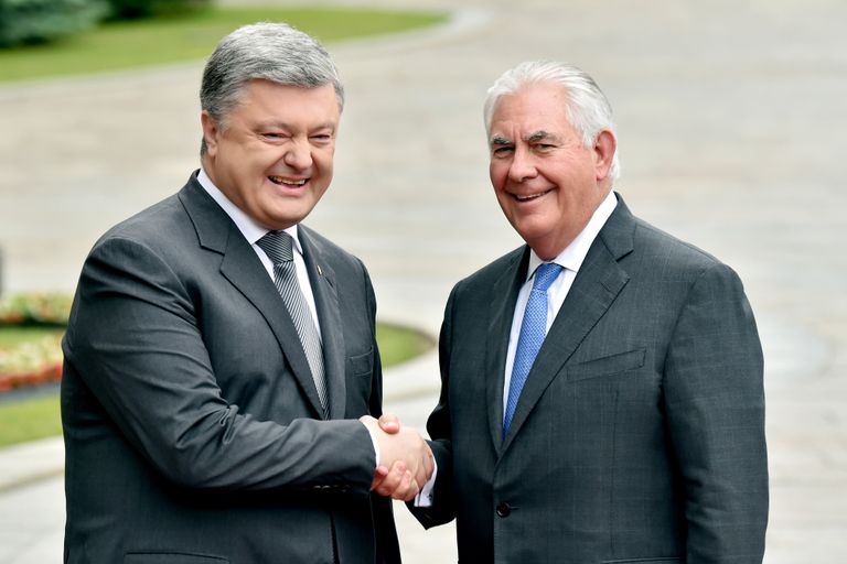 Президент украины Пётр Порошенко и госсекретарь США Рекс Тиллерсон во время встречи в Киеве. 9 июля 2017 Президент украины Пётр Порошенко и госсекретарь США Рекс Тиллерсон во время встречи в Киеве. 9 июля 2017