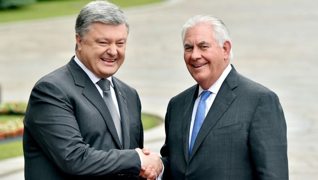 Президент украины Пётр Порошенко и госсекретарь США Рекс Тиллерсон во время встречи в Киеве. 9 июля 2017 Президент украины Пётр Порошенко и госсекретарь США Рекс Тиллерсон во время встречи в Киеве. 9 июля 2017