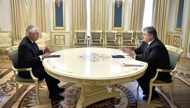 Президент Украины Пётр Порошенко и госсекретарь США Рекс Тиллерсон во время встречи в Киеве. 9 июля 2017 Президент Украины Пётр Порошенко и госсекретарь США Рекс Тиллерсон во время встречи в Киеве. 9 июля 2017