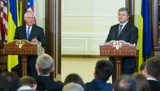 Президент Украины Пётр Порошенко и госсекретарь США Рекс Тиллерсон во время совместной пресс-конференции в Киеве. 9 июля 2017 Президент Украины Пётр Порошенко и госсекретарь США Рекс Тиллерсон во время совместной пресс-конференции в Киеве. 9 июля 2017