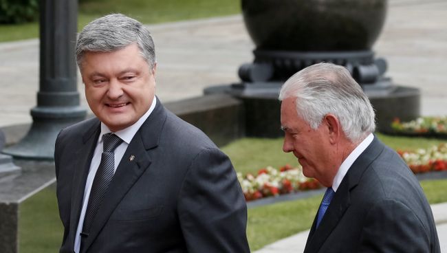 Президент украины Пётр Порошенко и госсекретарь США Рекс Тиллерсон во время встречи в Киеве. 9 июля 2017 Президент украины Пётр Порошенко и госсекретарь США Рекс Тиллерсон во время встречи в Киеве. 9 июля 2017