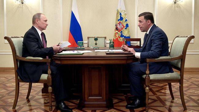 9 июля 2017. Президент РФ Владимир Путин и временно исполняющий обязанности губернатора Свердловской области Евгений Куйвашев (справа) во время встречи. Архивное фото