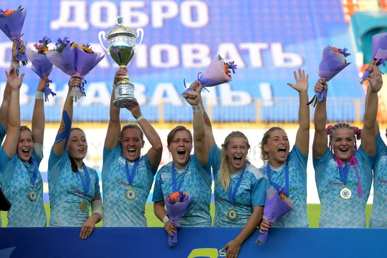 Игроки сборной России, занявшие первое место в финальном этапе европейской серии Гран-при по регби-7 среди женских команд на церемонии награждения Игроки сборной России, занявшие первое место в финальном этапе европейской серии Гран-при по регби-7 среди женских команд на церемонии награждения
