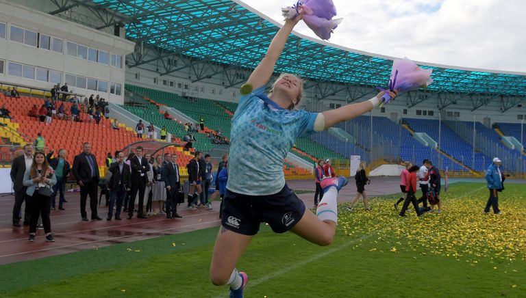Игрок сборной России Арина Быстрова радуется победе в финальном этапе европейской серии Гран-при по регби-7 среди женских команд во время церемонии награждения Игрок сборной России Арина Быстрова радуется победе в финальном этапе европейской серии Гран-при по регби-7 среди женских команд во время церемонии награждения
