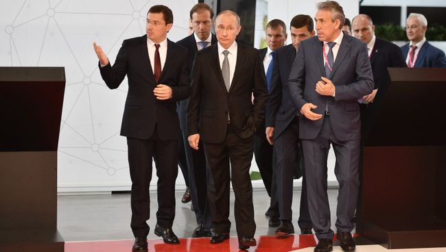 Президент РФ Владимир Путин знакомится с экспозицией 8-ой Международной промышленной выставки Иннопром - 2017. 10 июля 2017