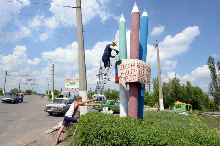 Вывеска с надписью Донецкая народная республика в Славянске Вывеска с надписью Донецкая народная республика в Славянске