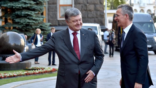 Президент Украины Петр Порошенко и генсек НАТО Йенс Столтенберг во время встречи в Киеве. 10 июля 2017 Президент Украины Петр Порошенко и генсек НАТО Йенс Столтенберг во время встречи в Киеве. 10 июля 2017