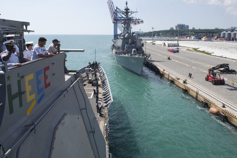 Корабль USS Hue City ВМС США в порту Одессы, Украина. 10 июля 2017