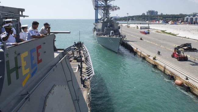 Корабль USS Hue City ВМС США в порту Одессы, Украина. 10 июля 2017 Корабль USS Hue City ВМС США в порту Одессы, Украина. 10 июля 2017