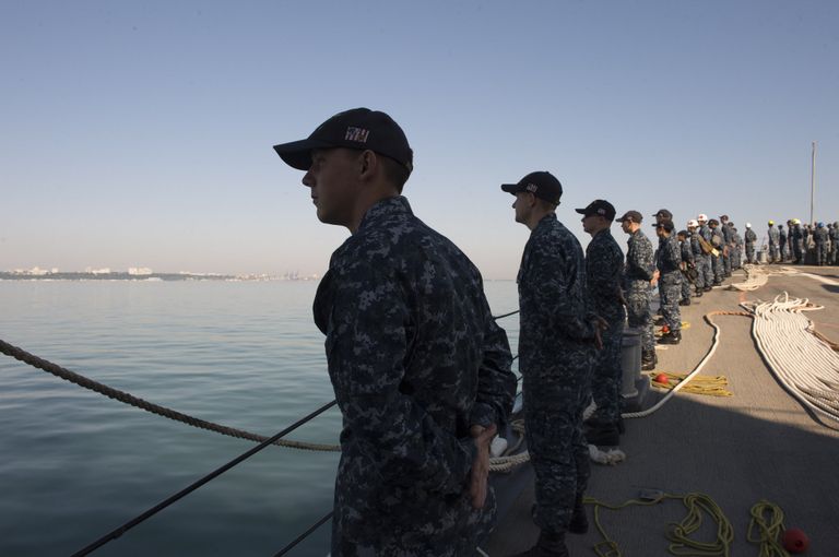 Члены экипажа американского эсминца USS Carney на палубе корабля перед заходом в порт Одессы, Украина. 10 июля 2017