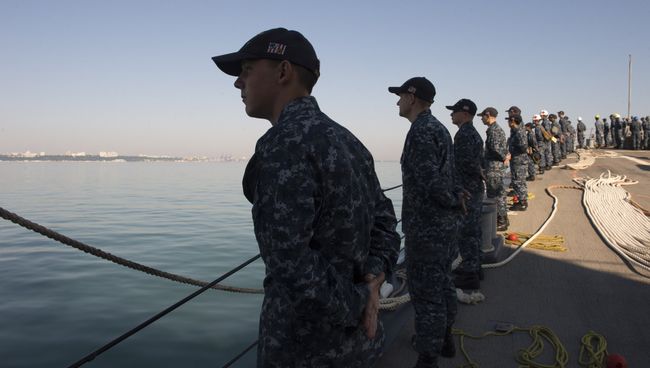 Члены экипажа американского эсминца USS Carney на палубе корабля перед заходом в порт Одессы, Украина. 10 июля 2017 Члены экипажа американского эсминца USS Carney на палубе корабля перед заходом в порт Одессы, Украина. 10 июля 2017