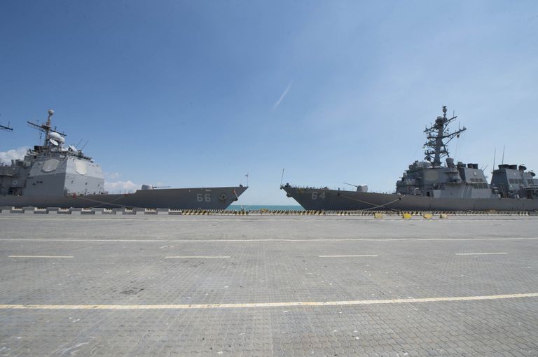 Корабли ВМС США USS Hue City и USS Carney в порту Одессы, Украина. 10 июля 2017 Корабли ВМС США USS Hue City и USS Carney в порту Одессы, Украина. 10 июля 2017