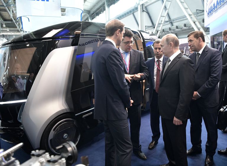 Владимир Путин знакомится с экспозицией 8-й Международной промышленной выставке Иннопром - 2017 Владимир Путин знакомится с экспозицией 8-й Международной промышленной выставке Иннопром - 2017