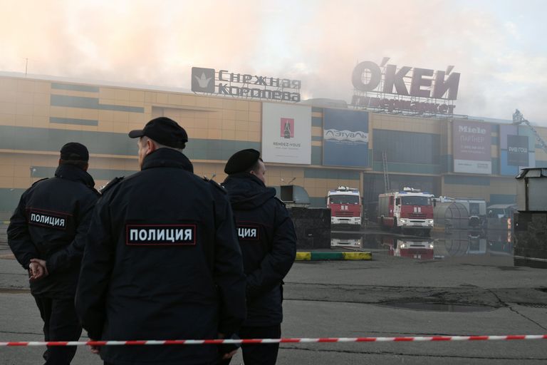 Сотрудники правоохранительных органов во время тушения пожара в здании торгового центра РИО на Дмитровском шоссе в Москве Сотрудники правоохранительных органов во время тушения пожара в здании торгового центра РИО на Дмитровском шоссе в Москве