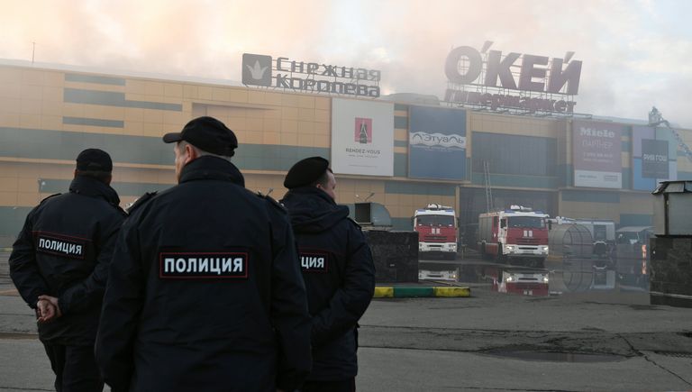 Сотрудники правоохранительных органов во время тушения пожара в здании торгового центра РИО на Дмитровском шоссе в Москве Сотрудники правоохранительных органов во время тушения пожара в здании торгового центра РИО на Дмитровском шоссе в Москве