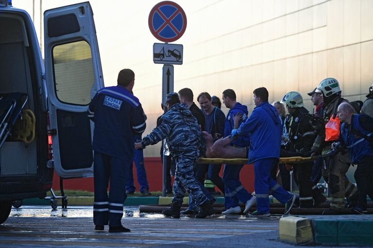 Сотрудники медицинской службы эвакуируют пострадавшего с места пожара в здании торгового центра РИО на Дмитровском шоссе в Москве Сотрудники медицинской службы эвакуируют пострадавшего с места пожара в здании торгового центра РИО на Дмитровском шоссе в Москве
