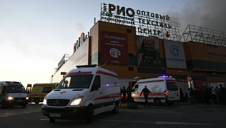 Кареты скорой помощи на месте тушения пожара в здании торгового центра РИО на Дмитровском шоссе в Москве Кареты скорой помощи на месте тушения пожара в здании торгового центра РИО на Дмитровском шоссе в Москве