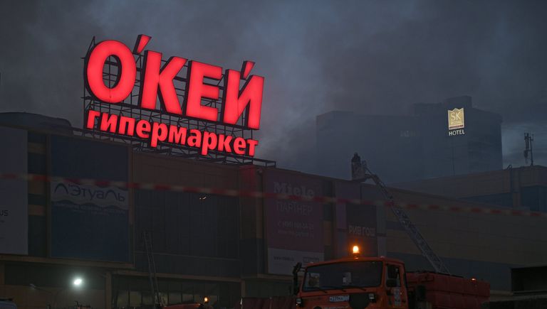 Сотрудники полиции и противопожарной службы во время тушения пожара в здании торгового центра РИО на Дмитровском шоссе в Москве Сотрудники полиции и противопожарной службы во время тушения пожара в здании торгового центра РИО на Дмитровском шоссе в Москве