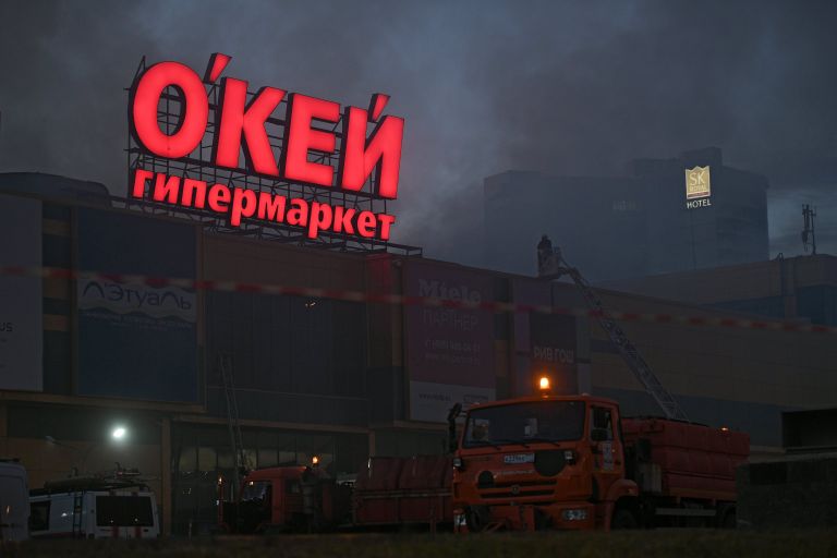 Сотрудники полиции и противопожарной службы во время тушения пожара в здании торгового центра РИО на Дмитровском шоссе в Москве Сотрудники полиции и противопожарной службы во время тушения пожара в здании торгового центра РИО на Дмитровском шоссе в Москве