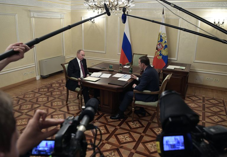Президент РФ Владимир Путин и временно исполняющий обязанности губернатора Свердловской области Евгений Куйвашев во время встречи. 9 июля 2017 Президент РФ Владимир Путин и временно исполняющий обязанности губернатора Свердловской области Евгений Куйвашев во время встречи. 9 июля 2017