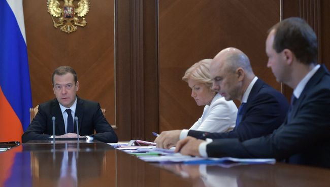 Премьер-министр РФ Дмитрий Медведев провел совещание, посвященное проведению Всероссийской переписи населения в 2020 году. 11 июля 2017 Премьер-министр РФ Дмитрий Медведев провел совещание, посвященное проведению Всероссийской переписи населения в 2020 году. 11 июля 2017