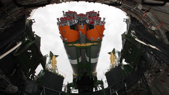 Установка ракеты-носителя Союз-2.1а в пусковую систему стартовой площадки №31 космодрома Байконур. Архивное фото Установка ракеты-носителя Союз-2.1а в пусковую систему стартовой площадки №31 космодрома Байконур. Архивное фото