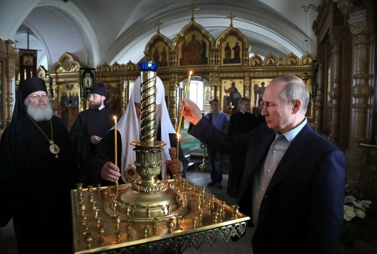 Президент РФ Владимир Путин и патриарх Московский и всея Руси Кирилл в Спасо-Преображенском соборе Валаамского монастыря. 11 июля 2017 Президент РФ Владимир Путин и патриарх Московский и всея Руси Кирилл в Спасо-Преображенском соборе Валаамского монастыря. 11 июля 2017