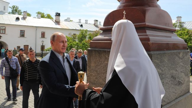 Президент РФ Владимир Путин и патриарх Московский и всея Руси Кирилл в Спасо-Преображенском соборе Валаамского монастыря. 11 июля 2017 Президент РФ Владимир Путин и патриарх Московский и всея Руси Кирилл в Спасо-Преображенском соборе Валаамского монастыря. 11 июля 2017