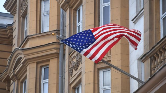 Государственный флаг США на фасаде здания посольства США в Москве. Архивное фото Государственный флаг США на фасаде здания посольства США в Москве. Архивное фото