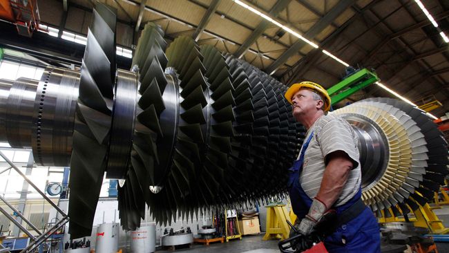 Строительство газовой турбины на заводе Siemens в Берлине. Архивное фото Строительство газовой турбины на заводе Siemens в Берлине. Архивное фото