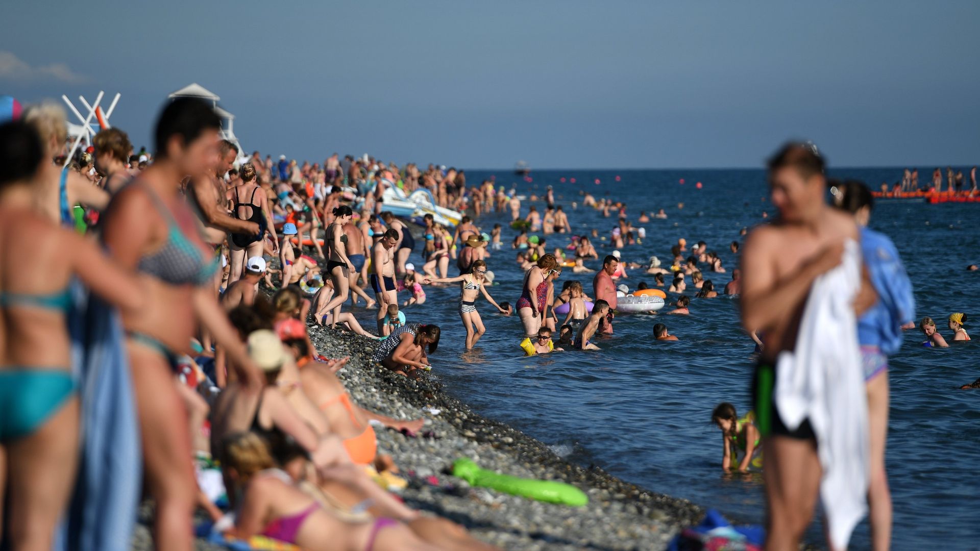 Отдыхающие на море в Сочи. Отдыхающие на море в Сочи. - РИА Новости, 1920, 19.07.2025