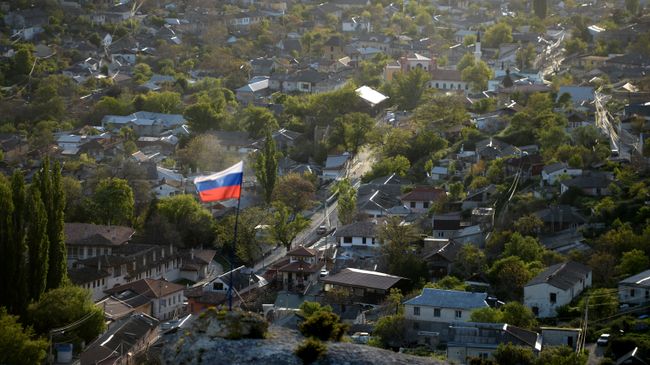 Флаг России в Бахчисарае. Архивное фото Флаг России в Бахчисарае. Архивное фото