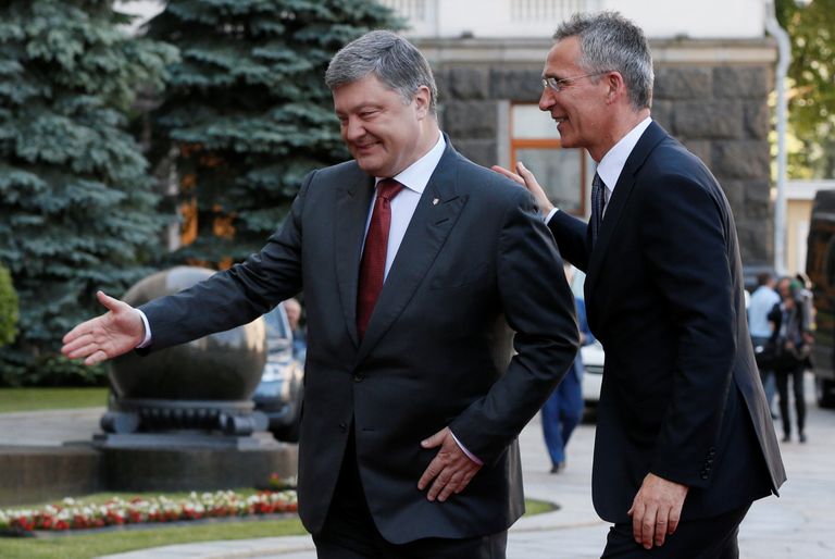 Генсек НАТО Йенс Столтенберг и президент Украины Петр Порошенко во время прогулки в Киеве. 10 июля 2017 Генсек НАТО Йенс Столтенберг и президент Украины Петр Порошенко во время прогулки в Киеве. 10 июля 2017