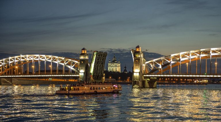 Разводка моста Петра Великого в Санкт-Петербурге Разводка моста Петра Великого в Санкт-Петербурге