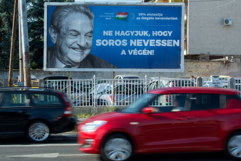 Плакат с изображением Джорджа Сороса в Секешфехерваре, Венгрия. 6 июля 2017
