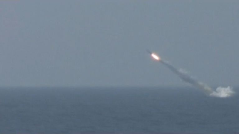 Удар из толщ воды – Минобороны показало пуск крылатой ракеты с подводного крейсера Удар из толщ воды – Минобороны показало пуск крылатой ракеты с подводного крейсера