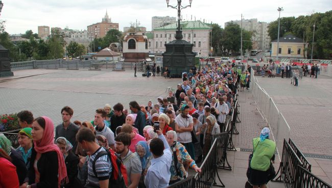 Очередь в храм Христа Спасителя в последний день пребывание в Москве мощей святителя Николая Чудотворца Очередь в храм Христа Спасителя в последний день пребывание в Москве мощей святителя Николая Чудотворца
