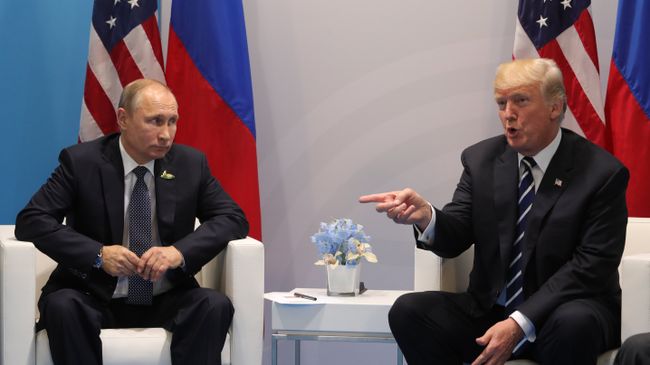 Президент РФ Владимир Путин и президент США Дональд Трамп. Архивное фото